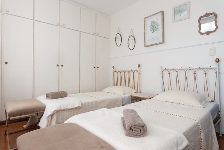 חדר שינה 2, עם שתי מיטות יחיד וארונות מובנים