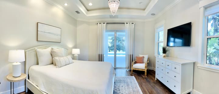 Dormitorio principal con cama tamaño king
y televisión de 50pulgadas.