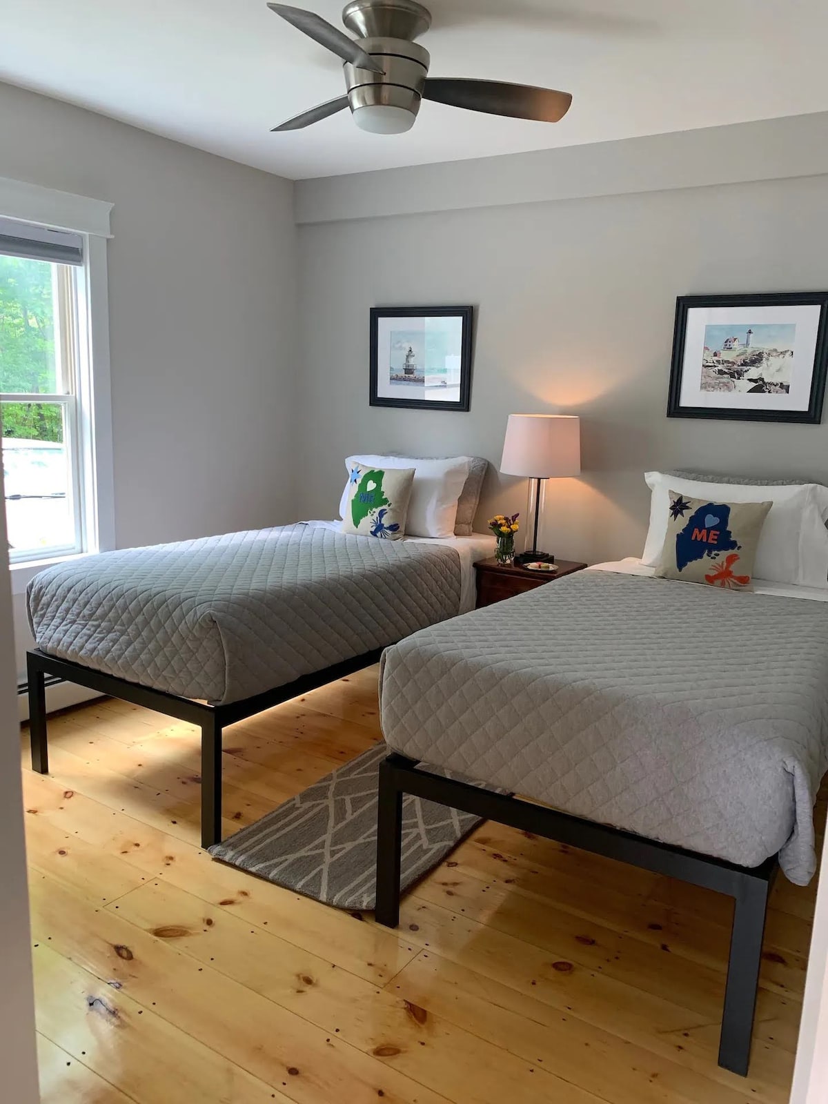 2nd bedroom with two twin beds