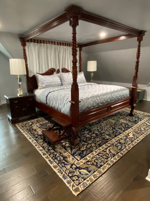 1000 Islands Bed and Breakfast King GeorgeVI Suite