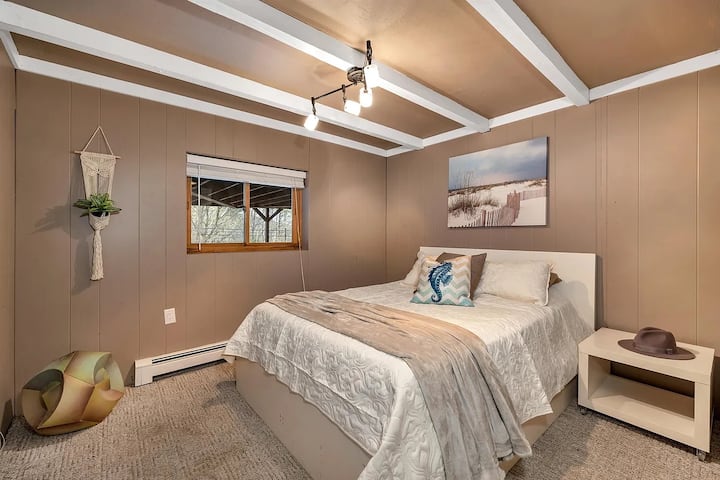 Dhoma e dytë e gjumit me krevatin dopio "queen"