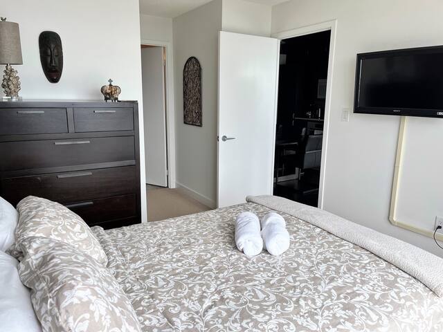 Luxury 3 Bedroom Condo in the heart of Toronto! gallery image 2