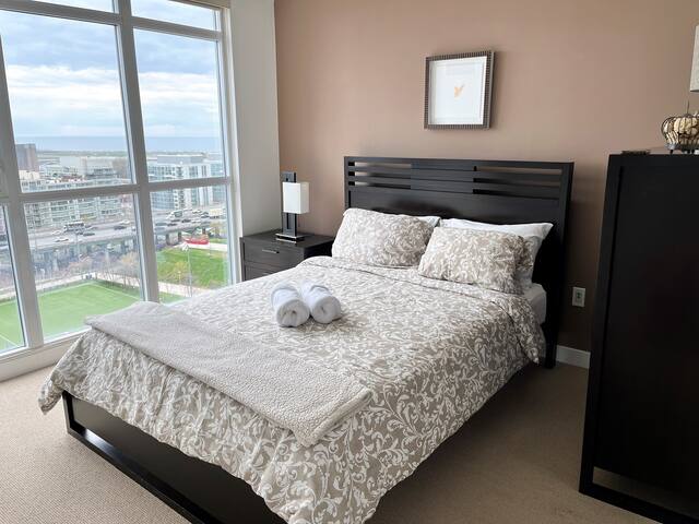 Luxury 3 Bedroom Condo in the heart of Toronto! gallery image 3