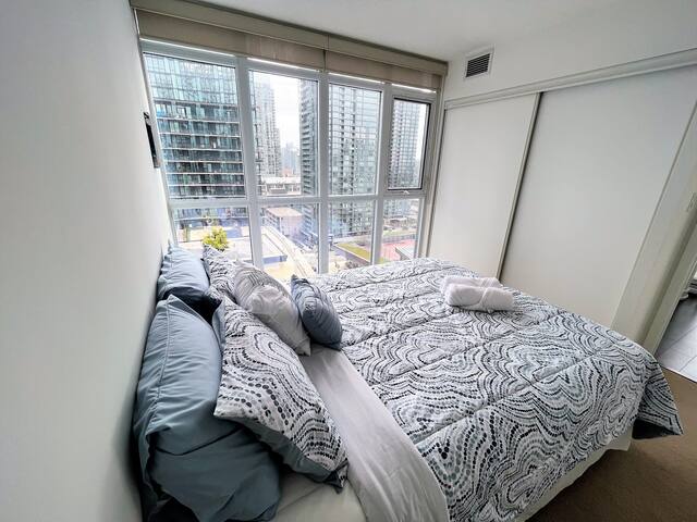 Luxury 3 Bedroom Condo in the heart of Toronto! gallery image 5