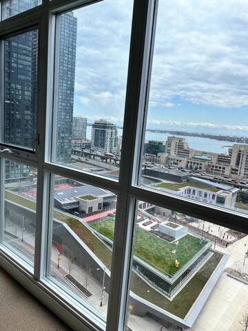 Luxury 3 Bedroom Condo in the heart of Toronto! gallery image 4