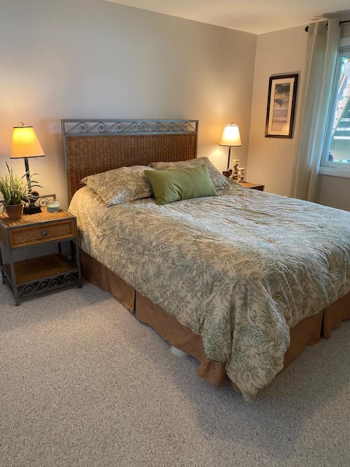 غرفة نوم 4 سرير بحجم كوين يقع في الطابق السفلي