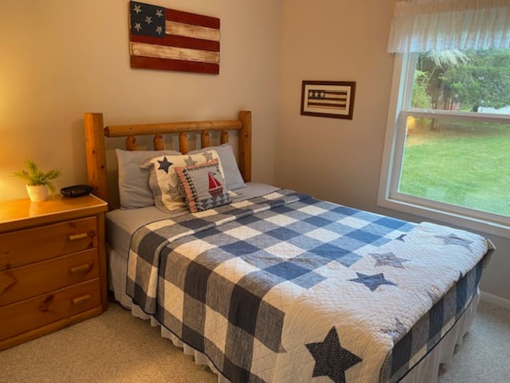 غرفة النوم الثانية بسرير ملكي