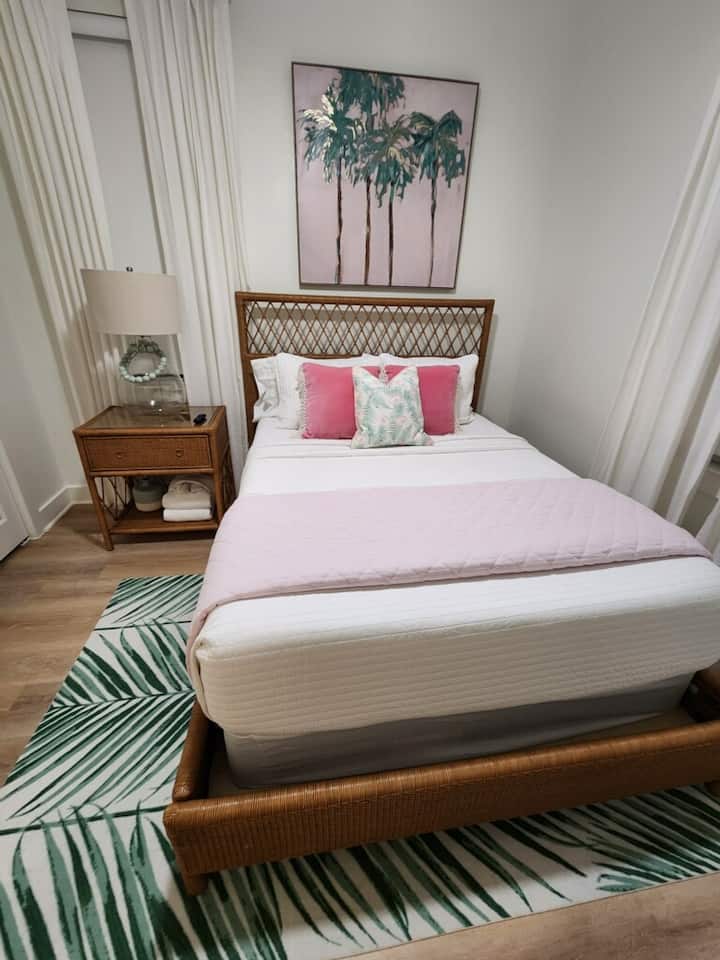 Бохемска стая за гости с двойно легло, гардероб в пълен размер