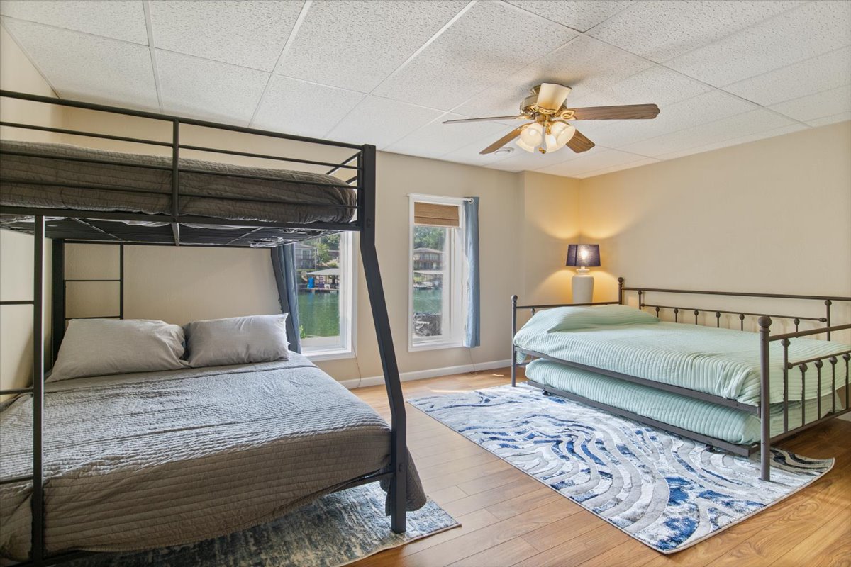 שתי מלכות ושני מלאים עם נוף לאגם. בבקשה, למען ביטחונכם, ילדים רק על המיטה העליונה. 150 פאונד לכל היותר. Trundle מלא מתחת למלכה.