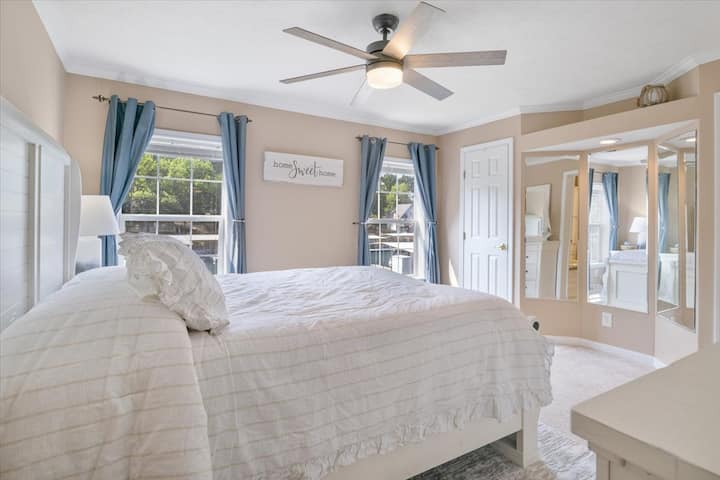 Madhësia e mbretëreshës dhe pamja nga liqeni. Dhoma kryesore e gjumit