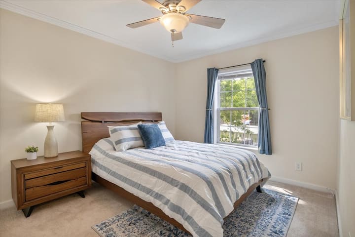 Madhësia e mbretëreshës dhe pamja nga liqeni