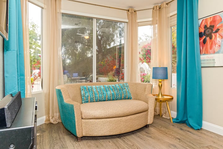 חדר שינה ראשי עם מיטה זוגית נפתחת.