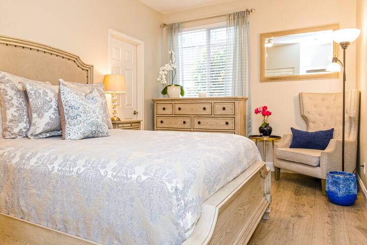 חדר שינה עם חדר רחצה פרטי