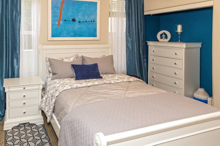 חדר שינה עם חדר רחצה צמוד של ג'ק וג'יל 