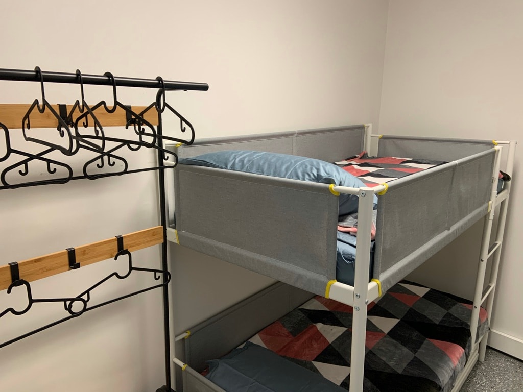 Висечко складиште и кревети на спрат со поглед кон спалната соба 2.