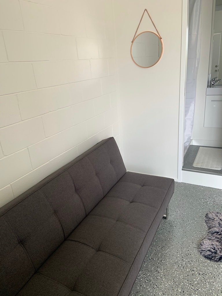 Кауч на спуштање во дневната соба се отвора во двоен кревет (ВО овој кауч се чуваат постелнина, ќебиња и перница за кауч на спуштање).