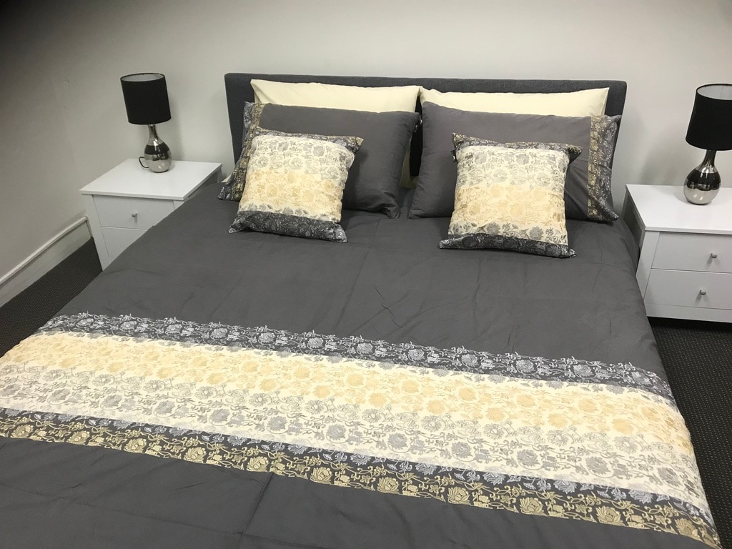Главна спална соба со брачен кревет (широк 150-179 см) и квалитетен душек и постелнина со единечна рамка и душек под него.