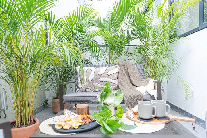 Best Location, 3BR with A/C, Sunny Terrace, gallery image 4