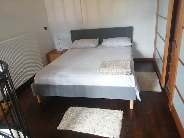 غرفة النوم الثانية في الطابق الأول بسرير متوسط الحجم 160 × 200 سم وخزانة ملابس يمكن الوصول إليها بدرج حلزوني من الميزانين