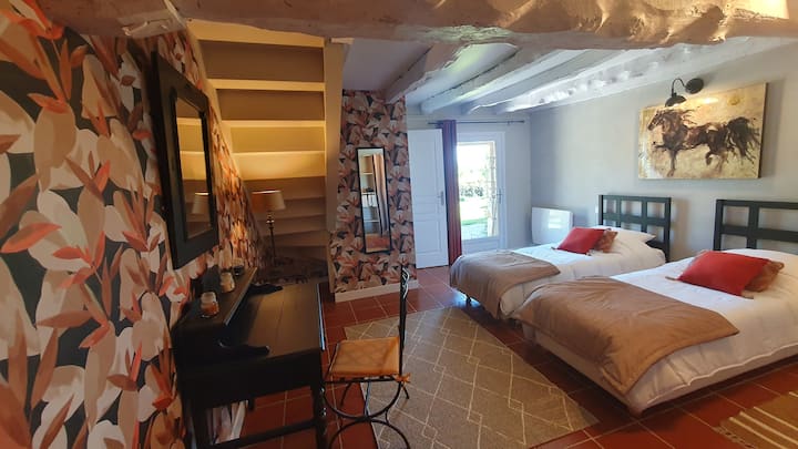 Спалнята на долния етаж.