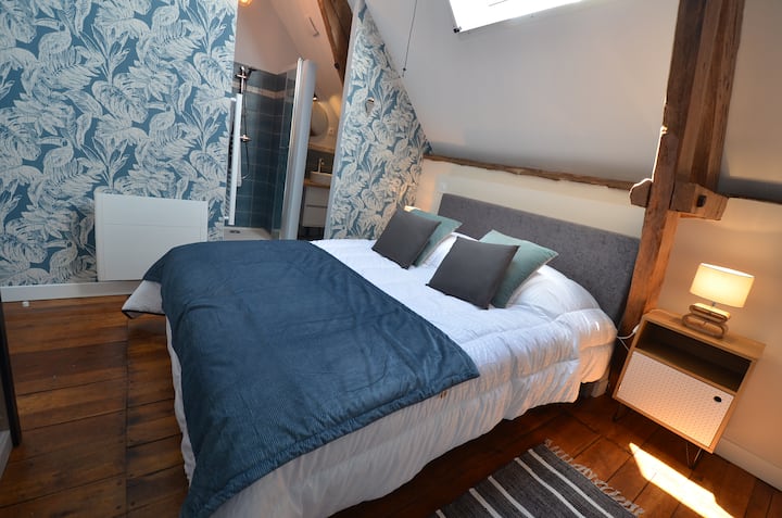 Горната спалня с душ и мивка.