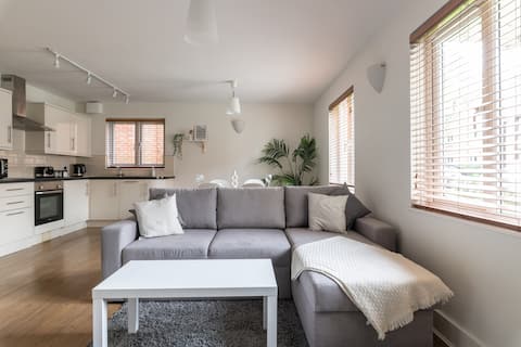 Bright Fully Furnished Apartment/ 2 Parking Spaces