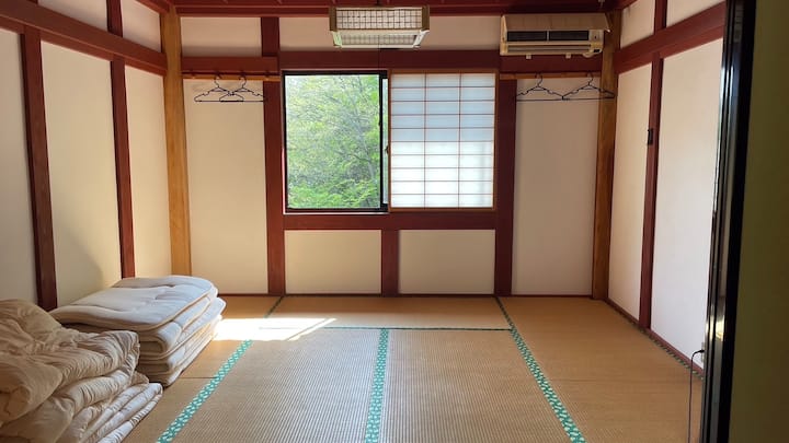 寝室は和室八畳間