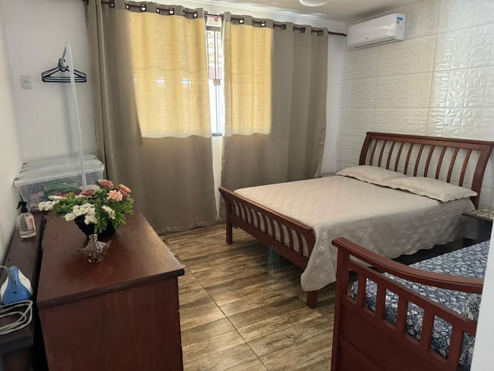 Შვეიცარიის სოფლის მთავარი საბჭო:
Ორადგილიანი საწოლი.
Ერთი გასაშლელი დივანი (ორი ერთადგილიანი საწოლი).
Კომოდი.
Ტანსაცმლის საკიდი.
Კონდიცირება
Ჭერის ვენტილატორი.