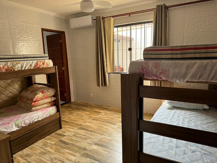 Აპარტამენტი 2:
Ორი ტრილიჩი.
Ორი ცალკემდგომი ლეიბი.
Კონდიცირება
Ჭერის ვენტილატორი.
