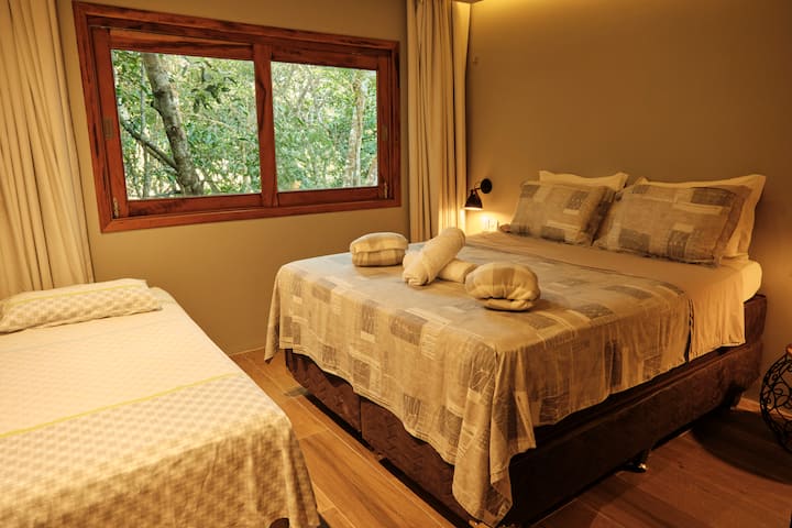 Апартамент 2, с двойно легло, единично легло и баня. 