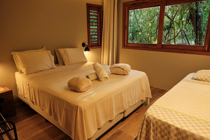 Апартамент 1, с двойно легло, единично легло и баня.