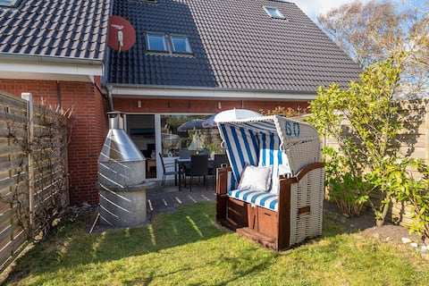 Cozy holiday terraced house with garden in Wittdün