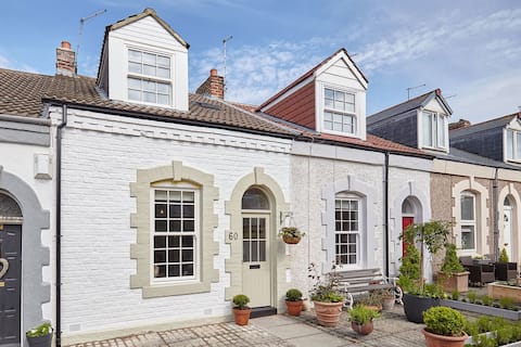 Top performing Airbnb: Boutique Fisherman’s Cottage - 2 mins from beach in North Tyneside