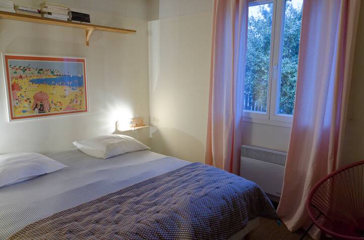 Master bedroom with shower room.
1 double bed