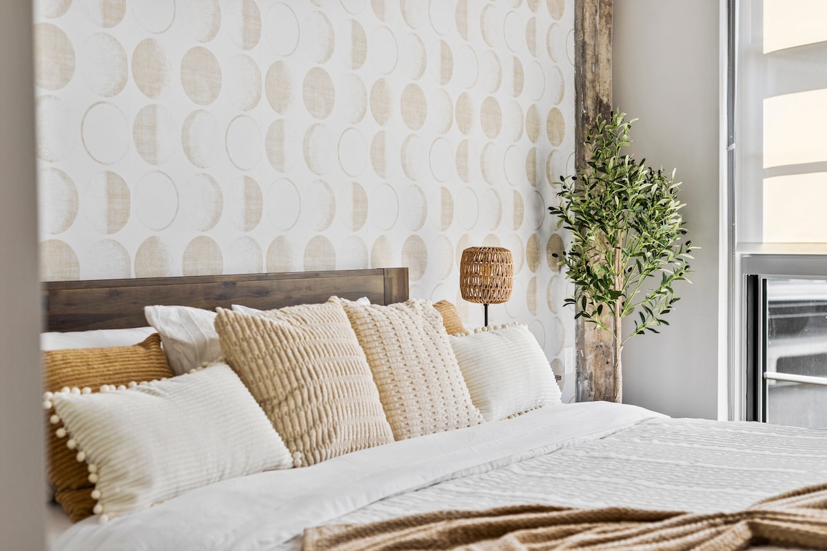 מיטת קינג סייז נוחה עם סדינים יוקרתיים