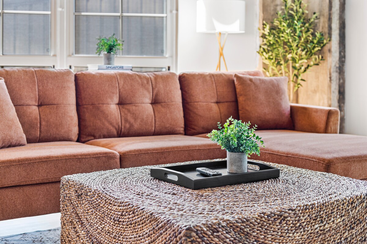 חלל מגורים טבעי עם ספה גדולה ונוחה