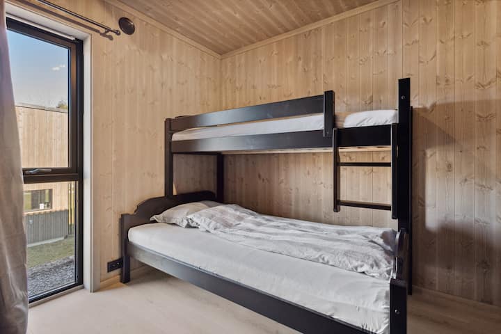 Спалня 2 - двуетажно легло 120/75 см и бебешко креватче