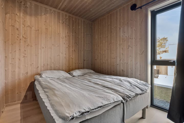 Спалня 1 - двойно легло 150 см (може да се превърне в 2 единични легла, ако желаете)