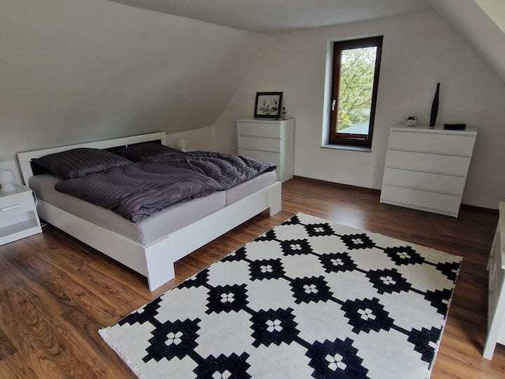 חדר שינה עם מרפסת קטנה וטלוויזיה