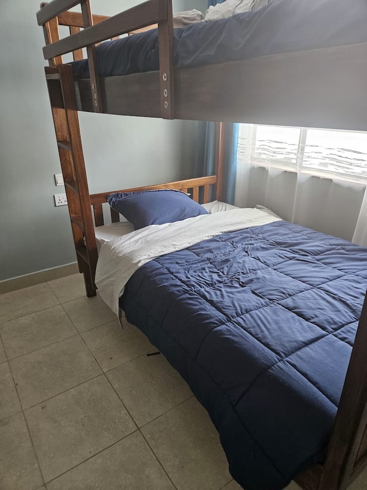 חדר שינה מס '3. בחדר הזה יש מיטת קומתיים. מיטה זוגית עליונה ומיטה מלאה תחתונה.