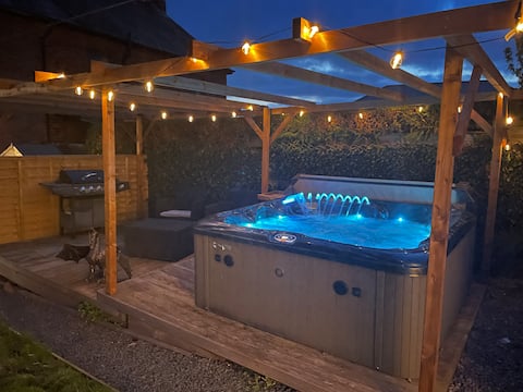 Palmyra Lodge + Hot Tub- Luxury Stay