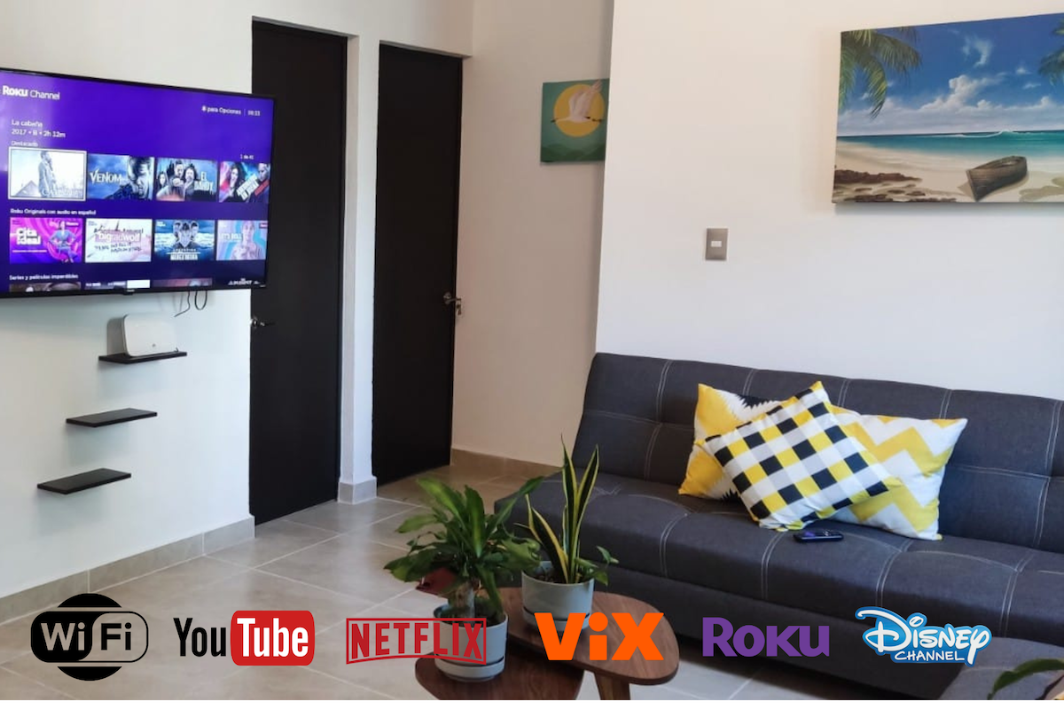 Naša udobna soba savršeno je mjesto za opuštanje nakon cjelodnevnih pustolovina. S udobnim sofama i velikim Smart TV-om opremljenim Disney kanalom i Netflixom, imamo ponešto za svakoga: obiteljsku zabavu, nekoliko filmskih večeri