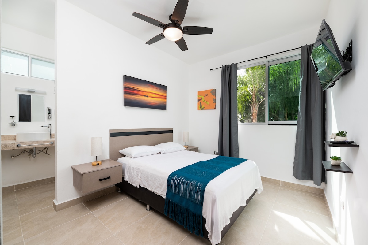 Doživite luksuz i intimnost u našoj glavnoj spavaćoj sobi opremljenoj bračnim krevetom i privatnom kupaonicom. Ovo osobno utočište idealno je mjesto za uživanje u romantičnim trenucima sa svojim partnerom.