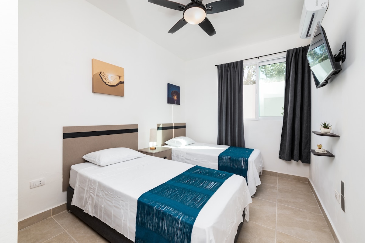 Otkrijte udobnost i svestranost u našoj glavnoj spavaćoj sobi s dva odvojena kreveta i Smart TV-om. To je savršen prostor za parove, prijatelje ili suputnike. Kreveti pružaju potpuni odmor.