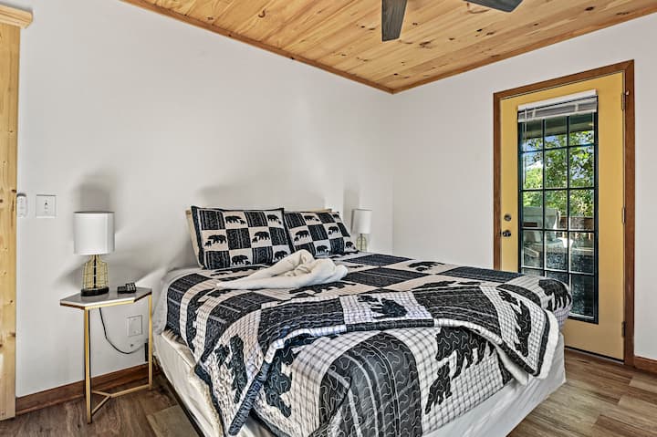 تحتوي غرفة النوم الرئيسية (الملكة) أيضًا على إمكانية وصول مباشرة إلى الفناء الخارجي. يقع حوض الاستحمام الساخن خارج الباب على السطح.