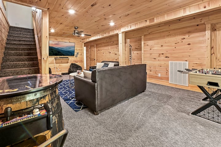 تحتوي منطقة المعيشة في الطابق السفلي على أثاث مريح وألعاب أركيد وكرة قدم وتلفزيون ذكي كبير.