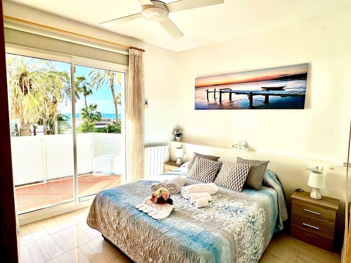 الغرفة الرئيسية مليئة بالأقمشة الناعمة والتفاصيل الساحرة والمناظر التي تدعوك للاسترخاء.