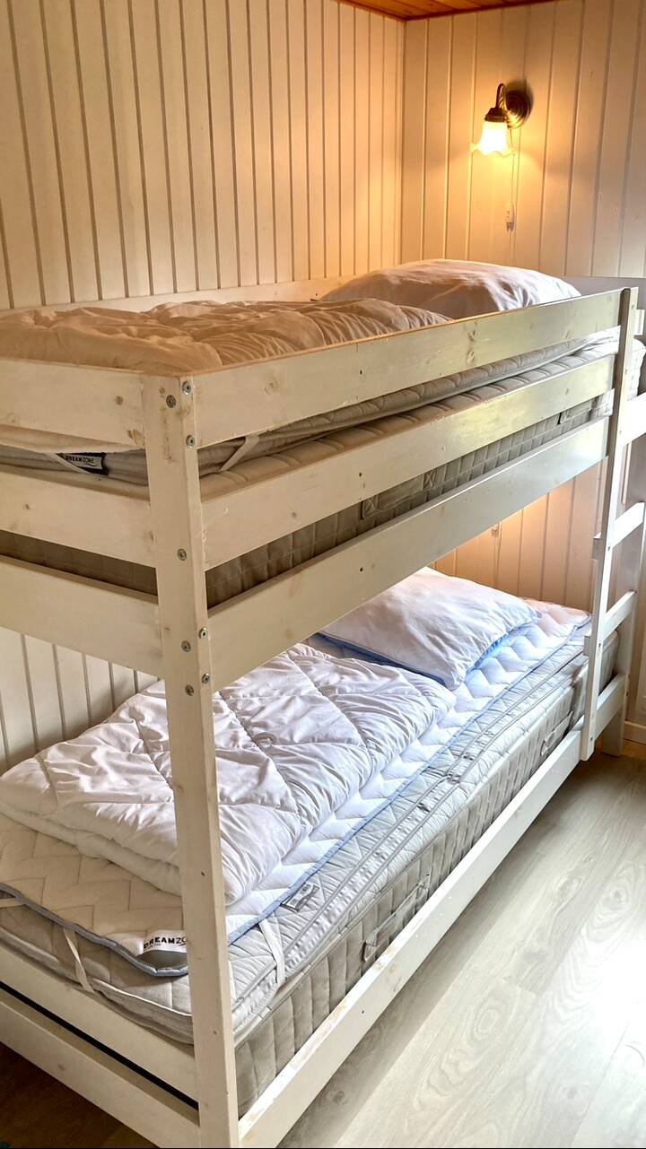 适合成人和儿童的双层床（床垫90 x 200厘米）