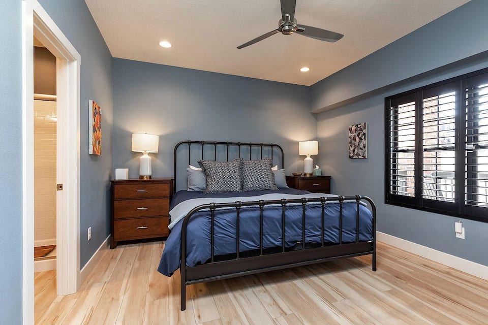 The Canoe House interior and grounds, photo 2