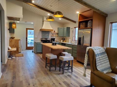 The Treasure House- Near Duluth & Pet Friendly!